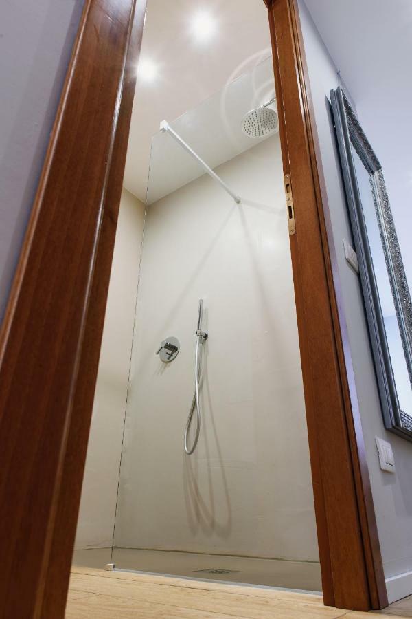Lora Center Room, Parking Como Bagian luar foto